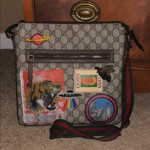 GUCCI COURRIER GG SUPREME MESSENGER